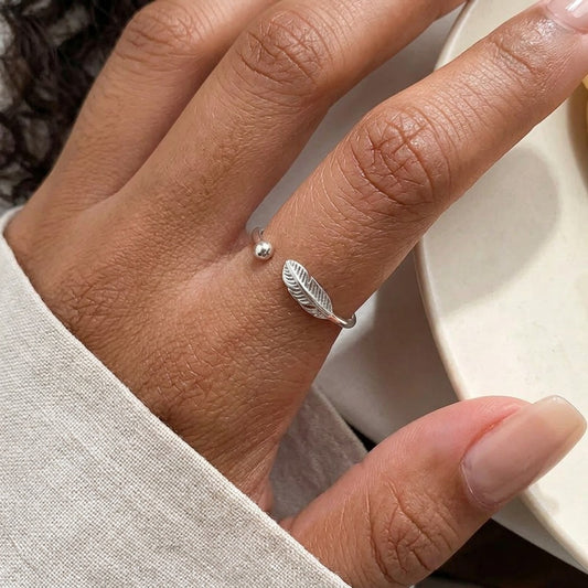 Anillo Abierto Pluma con Esfera