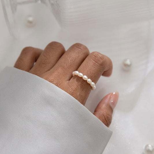 Anillo Elástico de Perlas Irregulares