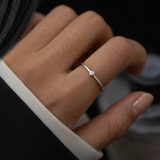 Anillo Minimalista con Mini Zirconia
