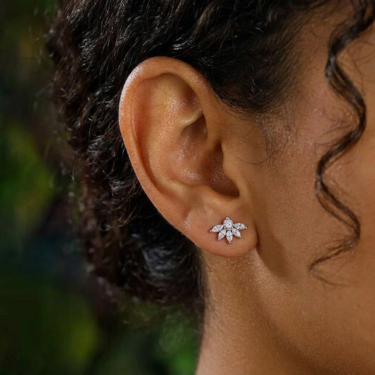 Aretes Flor con Zirconias Transparentes