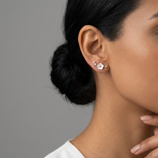 Aretes Flor de Concha con Zirconias