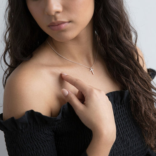 Collar Corto con Cruz