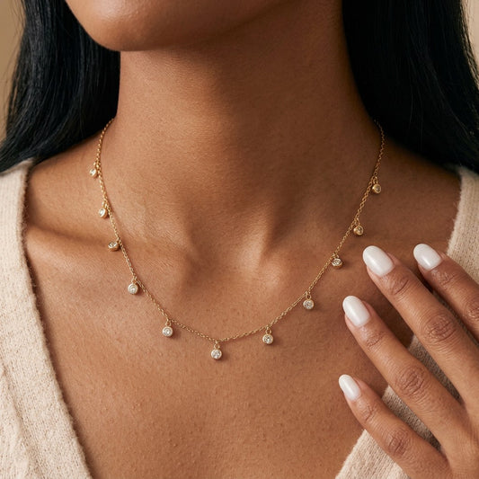 Collar Corto con Flecos y Zirconias
