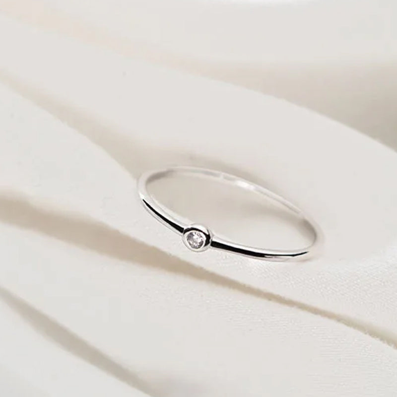 Anillo Minimalista con Mini Zirconia