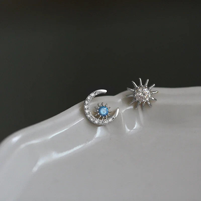 Aretes Asimétricos Luna y Estrella con Zirconias