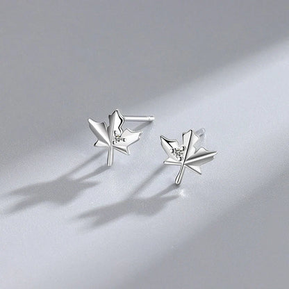 Aretes Hoja de Maple con Zirconias