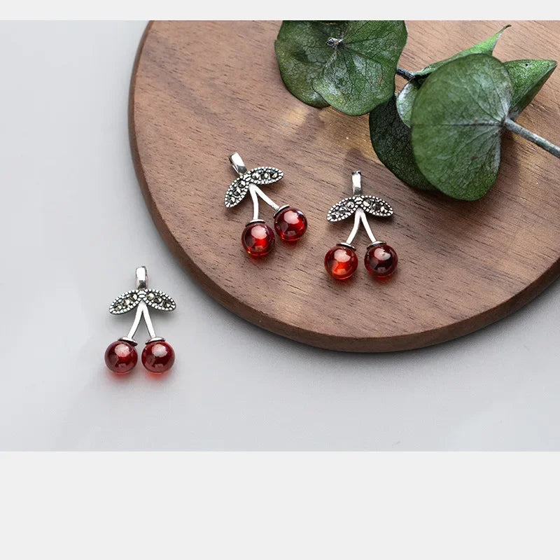 Dije Cereza Rojo Granate