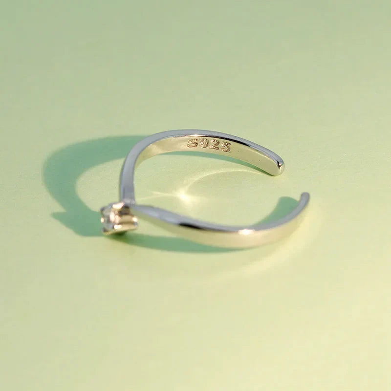 Anillo Abierto en V con Zirconias