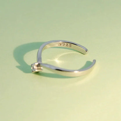 Anillo Abierto en V con Zirconias