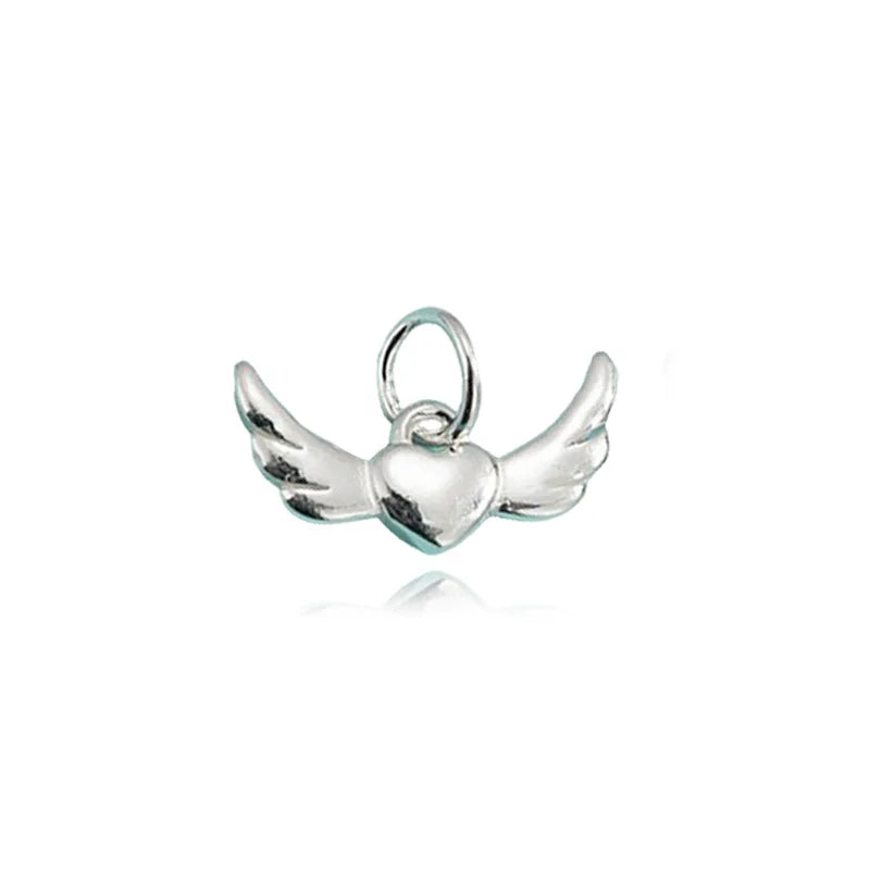 Dije Corazón con Alas de Ángel en Plateado o Negro