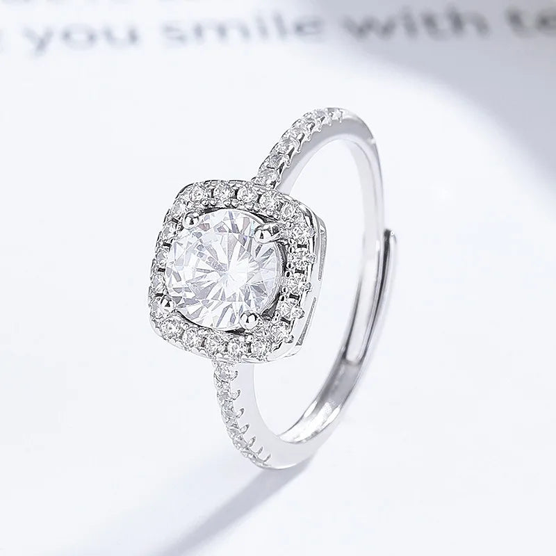 Anillo Ajustable con Zirconia Cuadrada