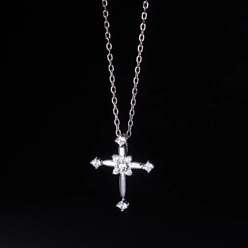 Collar Cruz Elegante con Zirconias