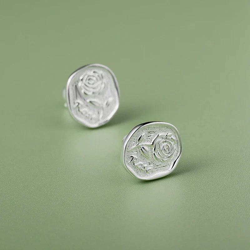 Aretes Flor de Rosa Clásica con Rosca