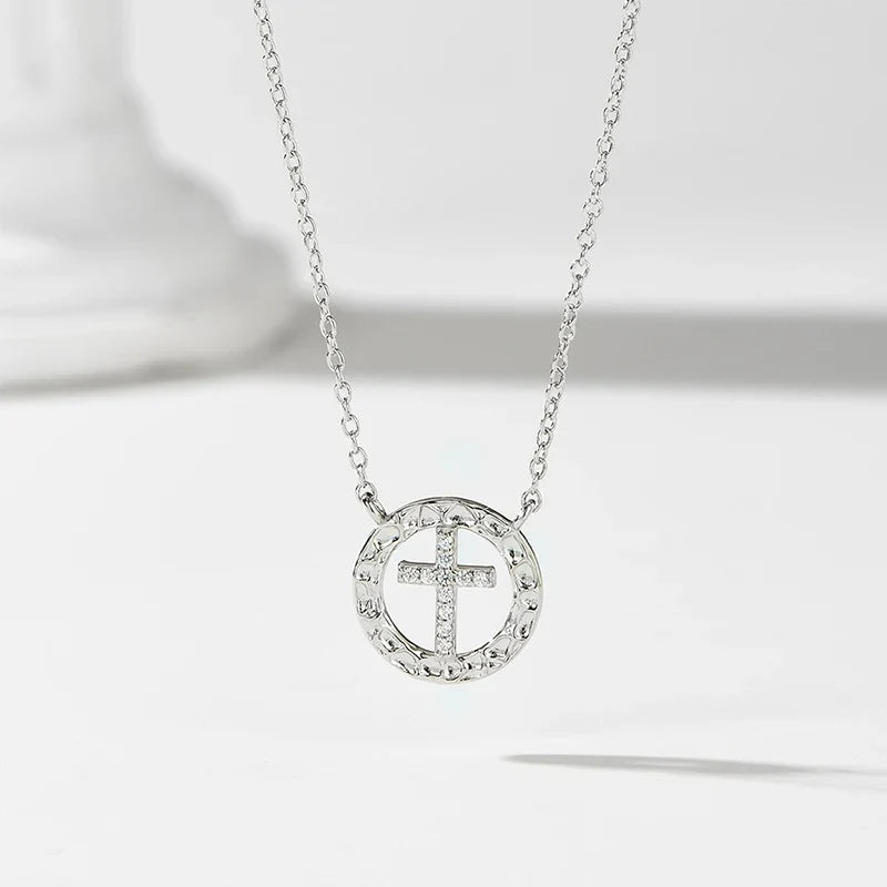 Collar Círculo Calado con Cruz y Zirconias