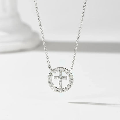 Collar Círculo Calado con Cruz y Zirconias