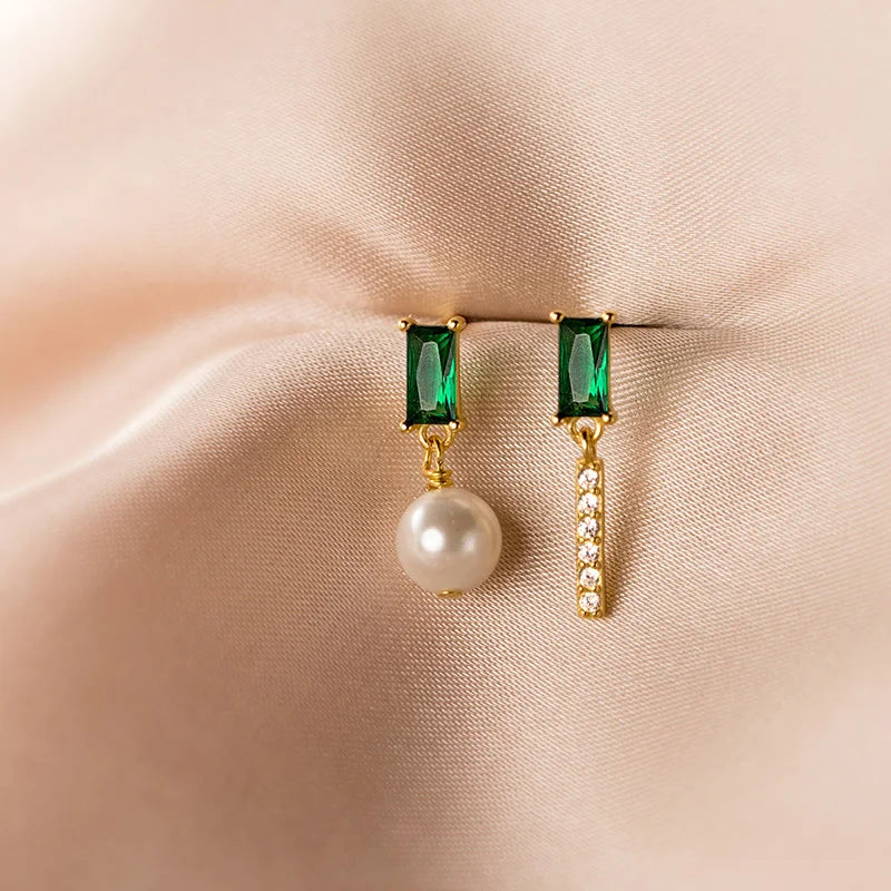 Aretes Asimétricos Perla y Zirconia Verde