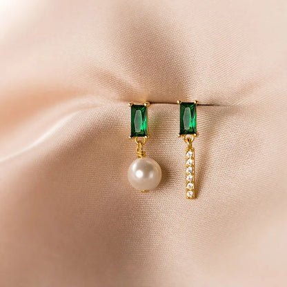 Aretes Asimétricos Perla y Zirconia Verde