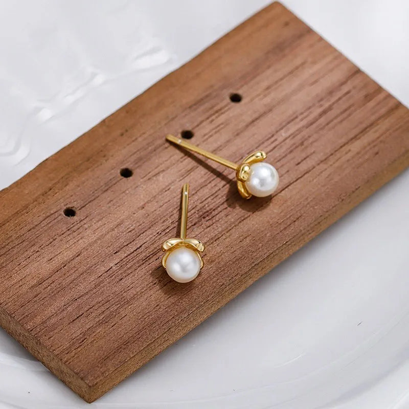 Aretes Flor Clásica con Perla