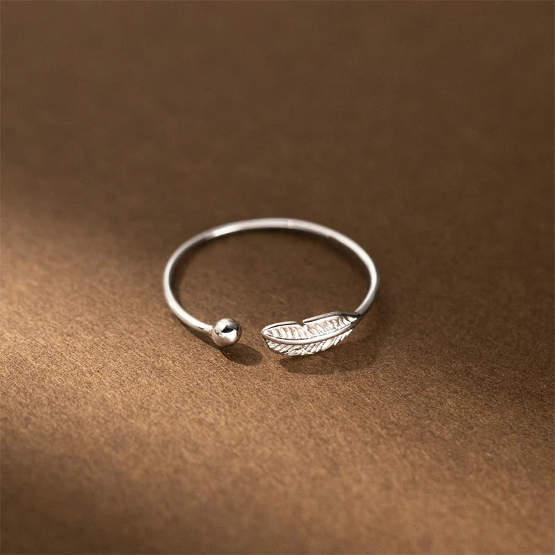 Anillo Abierto Pluma con Esfera