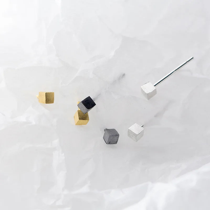 Aretes Mini Cuadrados Satinados