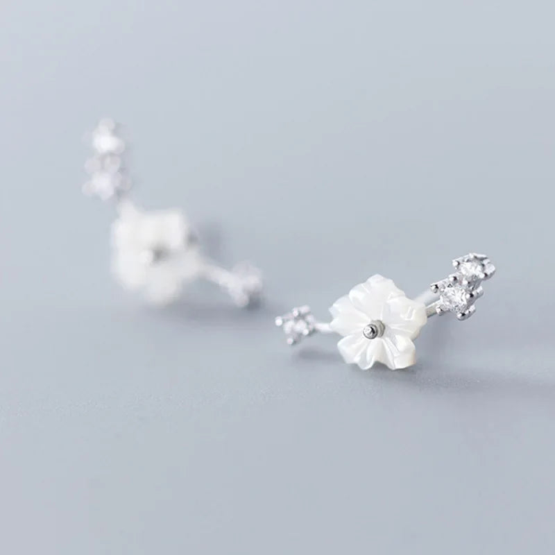 Aretes Flor de Concha con Zirconias