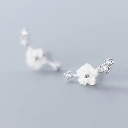 Aretes Flor de Concha con Zirconias