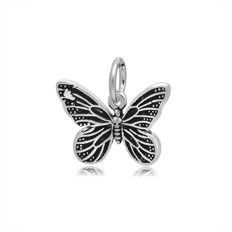 Dije Mariposa Plateada o Envejecida