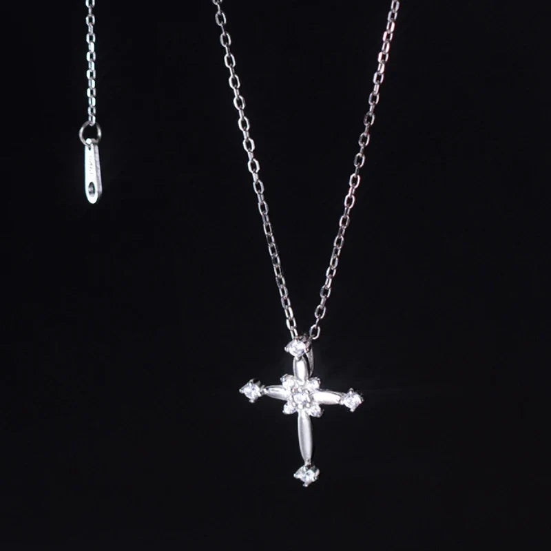 Collar Cruz Elegante con Zirconias