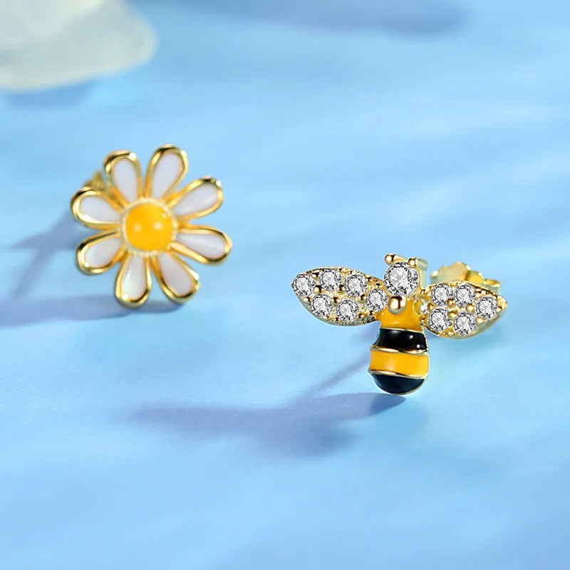 Aretes Asimétricos Abeja y Margarita