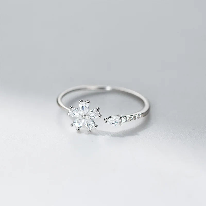 Anillo Abierto Flor con Zirconia en Gota