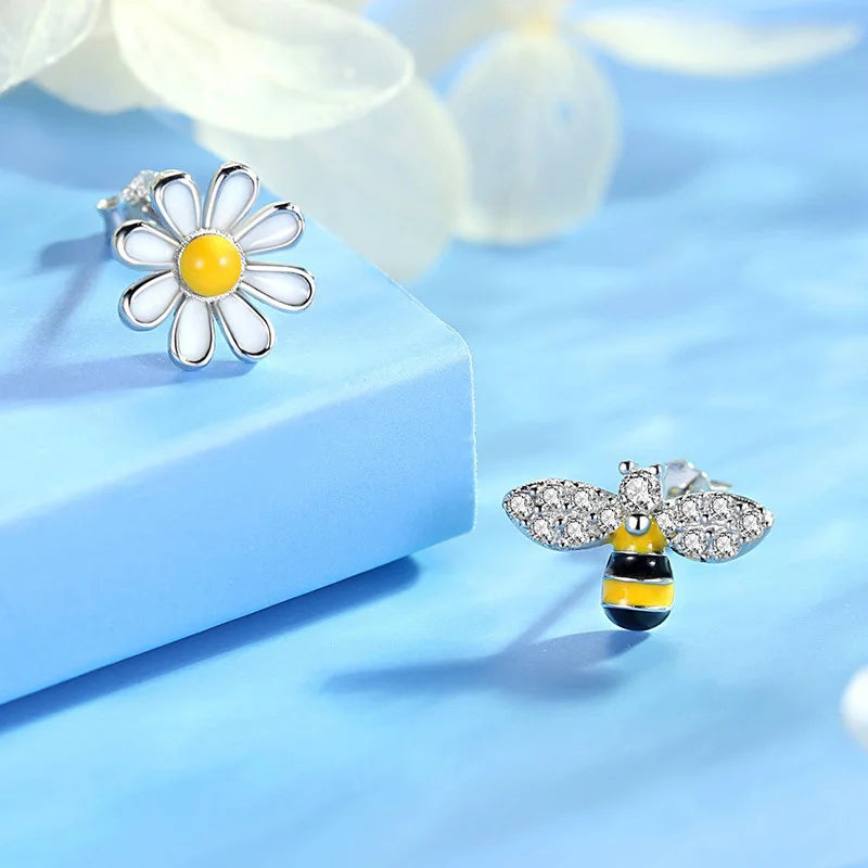 Aretes Asimétricos Abeja y Margarita