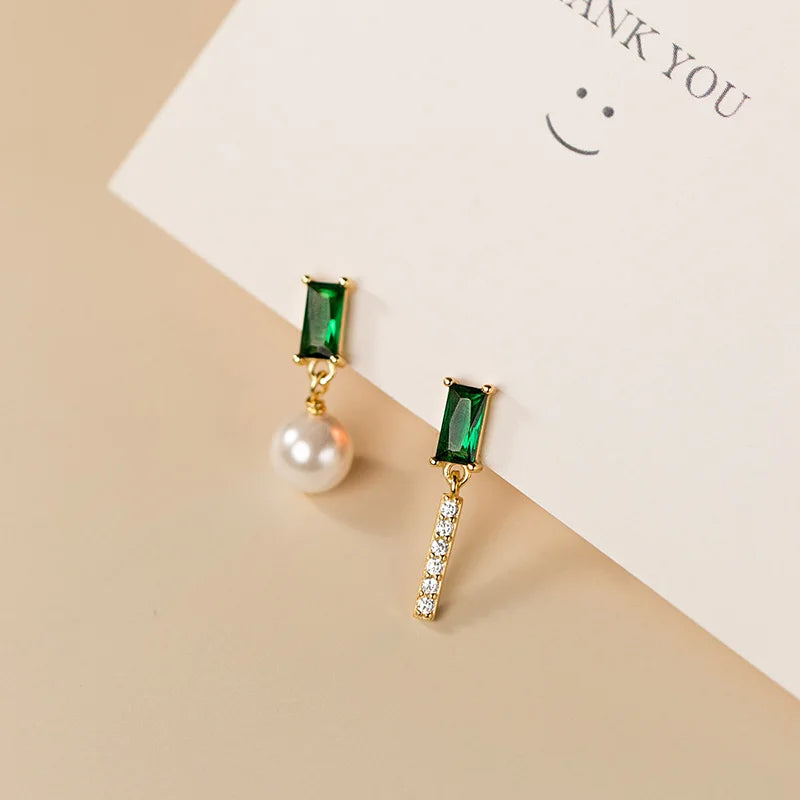 Aretes Asimétricos Perla y Zirconia Verde