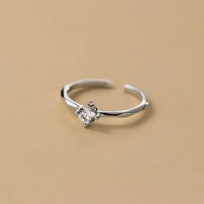 Anillo Abierto con Zirconias en Dos Modelos