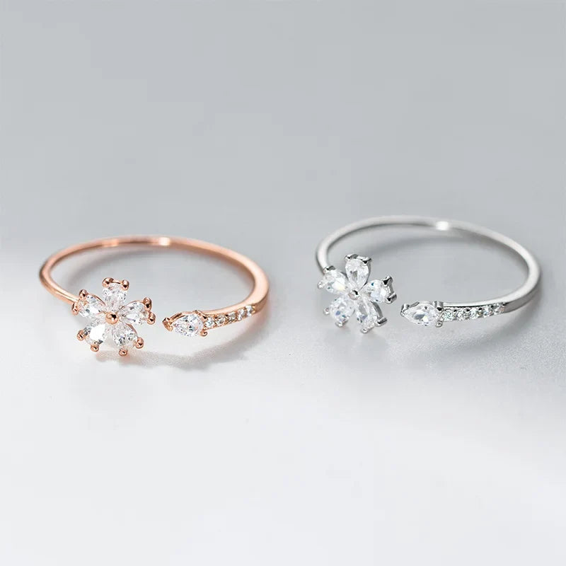 Anillo Abierto Flor con Zirconia en Gota