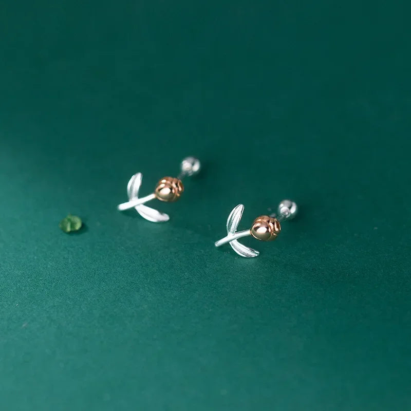 Aretes Flor Delicada con Cierre de Rosca