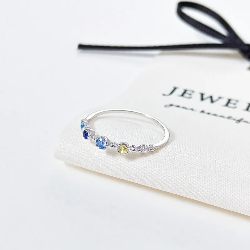 Anillo Elegante con Zirconias de Colores