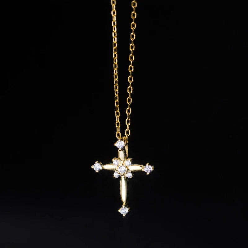 Collar Cruz Elegante con Zirconias