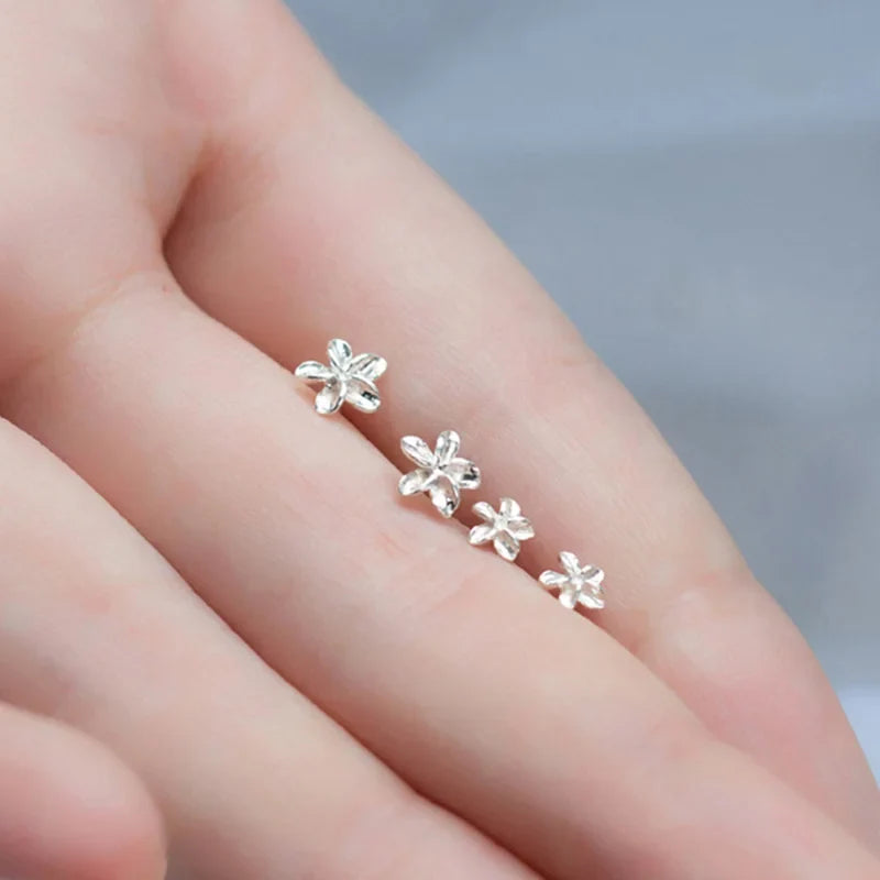 Aretes Mini Flor en Tres Tamaños