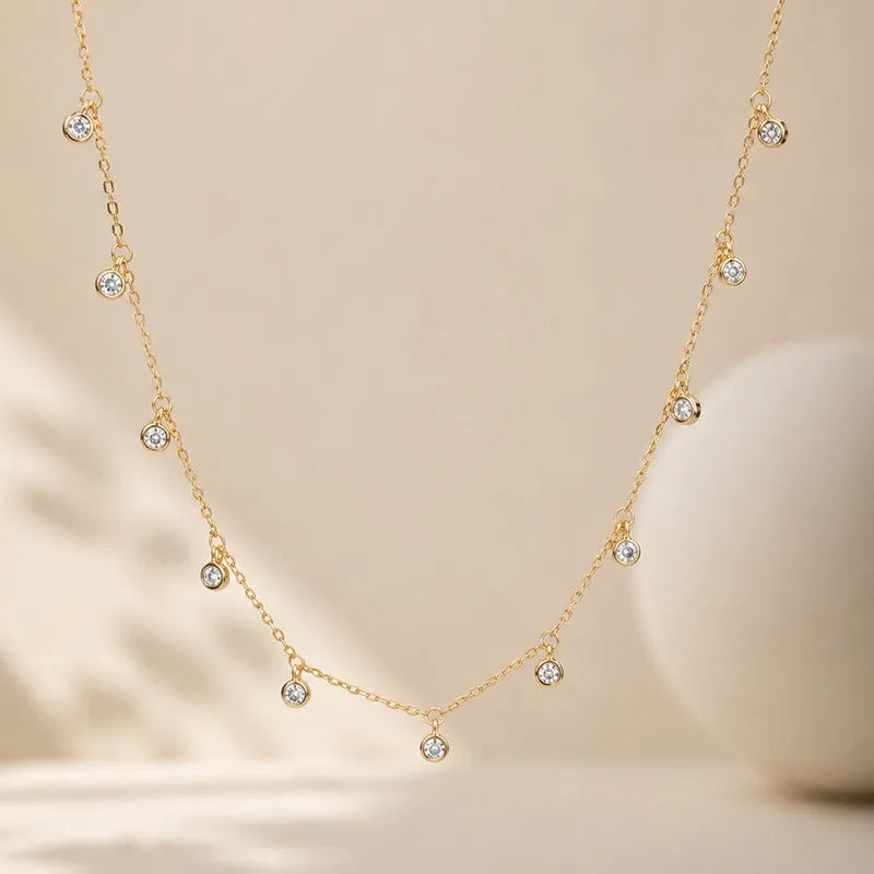 Collar Corto con Flecos y Zirconias