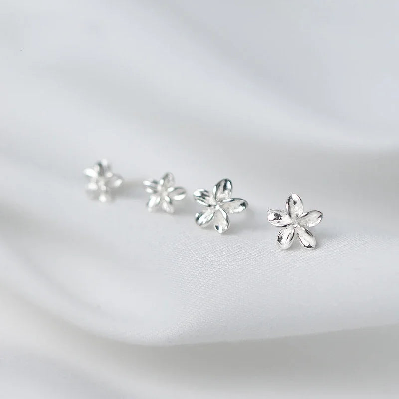 Aretes Mini Flor en Tres Tamaños