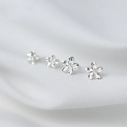 Aretes Mini Flor en Tres Tamaños