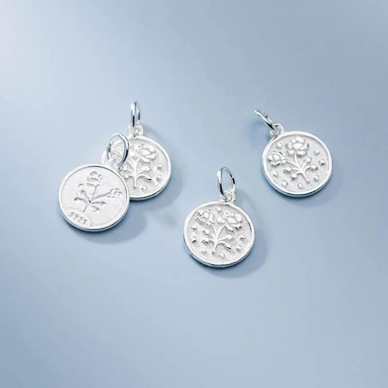 Dije Moneda Geométrica con Flor