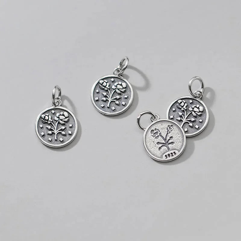 Dije Moneda Geométrica con Flor