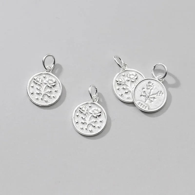 Dije Moneda Geométrica con Flor