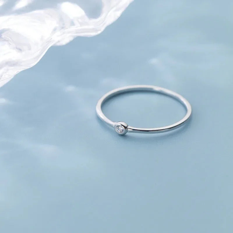 Anillo Minimalista con Mini Zirconia