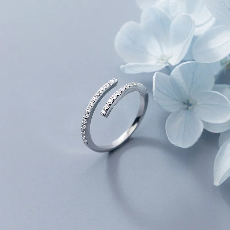 Anillo Línea de Zirconias Brillantes