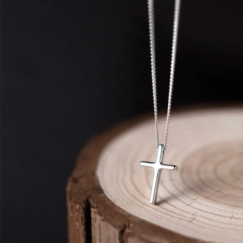 Collar Corto con Cruz