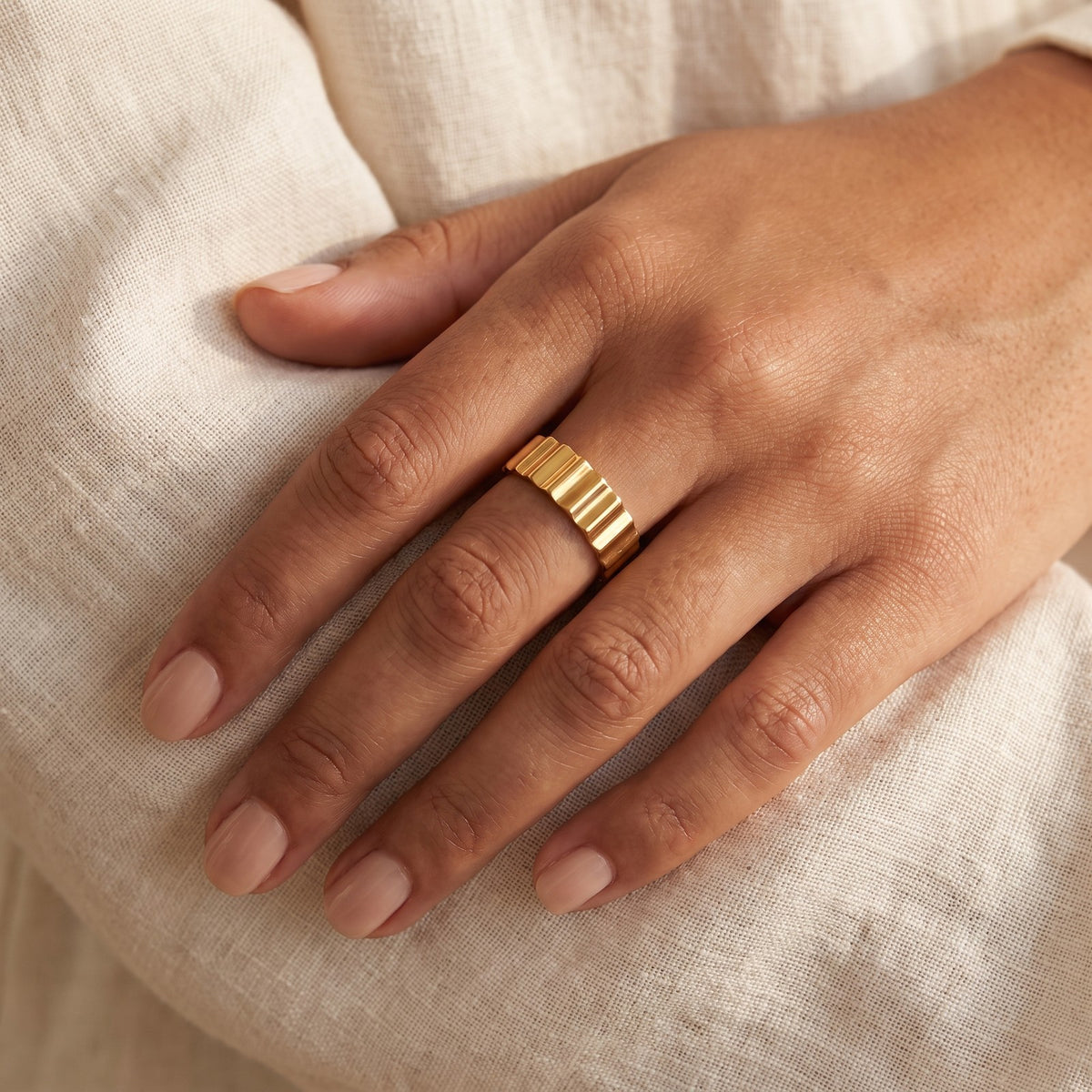 Anillo Acanalado dorado puesto