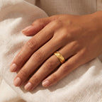 Anillo Acolchado dorado puesto
