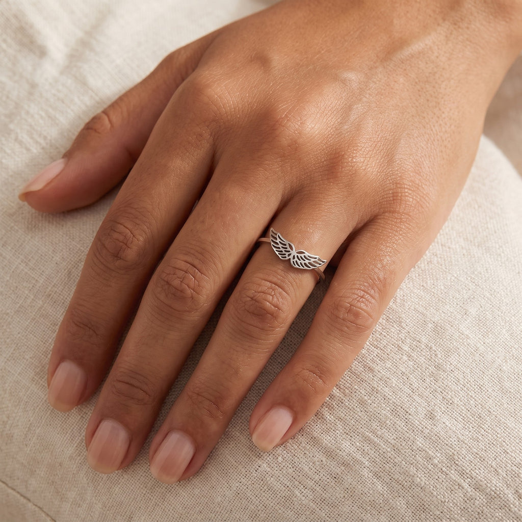 Anillo Alas de ángel plateado puesto